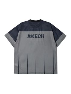 This is a casual and comfortable top by AKECII that is made out of high quality and sturdy material. With distinctive mood of the design and comfortable wear, you can style it for your comfortable daily outfit.- Relaxed silhouette and dropped shoulder line- Racing style graphic artwork printing- Casual and comfortable streetwear mood Sporty Drop Shoulder Top With Graphic Print, Gray Drop Shoulder Top For Streetwear, Black Techwear Top With Graphic Design, Black Graphic Techwear Top, Modern Boxy Fit Tops For Streetwear, Modern Graphic Design Tops With Relaxed Fit, Relaxed Fit Techwear Tops With Graphic Print, Oversized Gray Tops With Logo Print, Oversized Crew Neck Techwear Tops