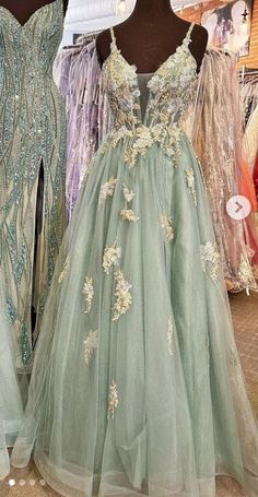 Organza Evening Dress With Floral Applique For Prom, Organza Floral Applique Evening Dress For Prom, Tulle Ball Gown Evening Dress With Floral Applique, Tulle Evening Dress With Floral Applique, Ball Gown, Prom Ball Gown Evening Dress With Floral Applique, Prom Ball Gown With Floral Applique, A-line Tulle Gown For Prom, A-line Tulle Ball Gown For Prom Season, A-line Tulle Evening Dress For Homecoming