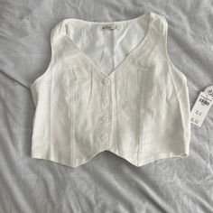 Hollister Linen Blend Vest Size Small Condition: Nwt Color: White Details : - Button Down - Vest - Can Be Styled Various Ways - Trendy - Lined Extra: - I Ship Between 1-2 Days White Details, Down Vest, Hollister Tops, Coats Jackets Women, Womens Vest, Linen Blend, Vest Jacket, Hollister, Coats For Women