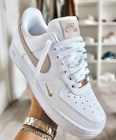 Trendy Shoes Sneakers, White Nike Shoes, Nike Fashion Shoes, Nike Shoes Girls, Preppy Shoes, All Nike Shoes, Nike Air Shoes, Cute Nike Shoes, Cute Sneakers