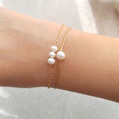 "Minimalist, wearable and delicate 14k gold filled chain bracelet with natural pearls gemstones for everyday wearing. Length: from 5,5\" to 8\" with 2\" 14k gold filled extensor chain. Width: 4mm pearls. Material: 14k gold filled chain and clasp. Handmade in Spain. Ideal for a gift to silver jewelry lovers. All our products are presented in a white organza bag. If you want a different color scheme, ask us and we will design it for you :) ♡ Made with love in Valencia ♡ --------------------------- Dainty Gold Chain Bracelet With Pearl Charm, Dainty Gold-plated Pearl Chain Bracelet, Dainty Pearl Drop Bracelet, Dainty Pearl Drop Jewelry, Dainty Gold-plated Bracelets With Pearl Charm, Dainty Gold Plated Bracelets With Pearl Charm, Gold Minimalist Pearl Bracelet With Adjustable Chain, Gold Pearl Bracelet With Delicate Chain, Delicate Gold Chain Bracelet With Pearl Charm