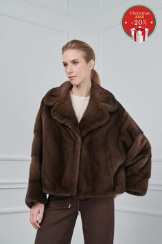 Right after you place the order, please provide us your body measurments with a message. Your bust, waist, hips and sleeve length. Thank you. Discover our brown mink short jacket, a unique Shopifur piece, made with 100% natural brown male mink fur from quality certified farms from North America, Denmark and Finland. It comes with brown lining made from 100% polyester. In the interior of your new mink fur jacket you will find stitched on the lining every label that indicates the quality and the o