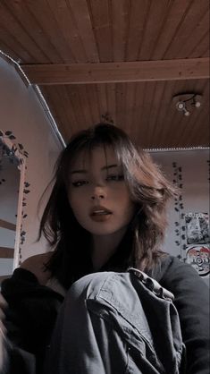 Middle Length Hair Styles Ideas, Middle Haircut For Women, Middle Bangs, Curtain Bangs Side Part, Middle Part Bangs, Indie Hairstyle, Middle Hair, Black Hair Aesthetic, Short Hair Tomboy