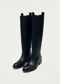 Black leather riding boots The Billie is a classic all-black riding boot that’s crafted from leather to and elegant knee-high silhouette. Minimalist in every detail, it has a slightly curved topline with pull tabs referencing traditional equestrian styles.