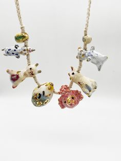 Cette microsculpture / collier portable est un MODÈLE 100% UNIQUE. Elle a été modelée à la main, cuite 3-4 fois au four à de très hautes températures et peinte avec de l'or véritable ! Le caniche au centre mesure environ 4cm (hauteur), 4,5 cm (large) et 3 cm (profondeur). Longueur du collier d'environ 62 cm avec des tresses d'environ 12 cm pour le nouer.  Fabriqué en France. Ce produit NE CONVIENT PAS AUX ENFANTS. Expédition rapide avec numéro de suivi. Ce produit est fragile. Pour en savoir plu Whimsical One-of-a-kind Necklace As A Gift, Whimsical One-of-a-kind Necklace For Gift, Handmade Unique Necklaces, Unique Small Handmade Necklaces, Unique Handmade Small Necklace, Ceramics Pottery Art, Ceramics Pottery, Choker Necklaces, Ceramic Pottery