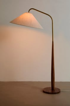 Vintage Modern Lamps, Mid Century Lamps Floor, Century Modern Bedroom, Mcm Floor Lamp, Standing Lamps Living Room, Mid Century Wall Decor, Simple Lamp, Floor Lamp Bedroom, Floor Lamps Living Room