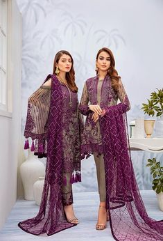 Chiffon Outfits are presented with elegant embroidered and sequins work. Now You can buy Pakistani Chiffon Outfits in all over USA with fast delivery Pakistani Dresses Casual 2023, Chiffon Outfit, Designed Clothes, Eid Fashion, Asian Clothing, Pakistani Formal Dresses, Pregnancy Dress, Dresses Design, Fashion Indian