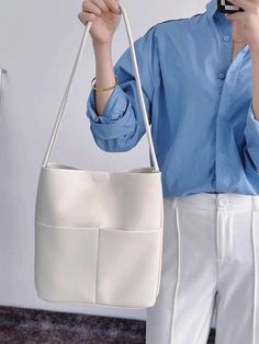 Detalles

 ¡Un accesorio atemporal apto para todas las estaciones!

 Esta elegante pieza es perfecta para quienes aprecian la sencillez y la sofisticación.

 Confeccionado con piel de vacuno suave y ligera de doble cara, este bolso tote es una incorporación versátil a tu colección.

 Con un peso de sólo 0,3 kg, ofrece comodidad sin comprometer el estilo.

 Las dimensiones del bolso están cuidadosamente diseñadas. La correa para el hombro garantiza un transporte fácil y cómodo. Tiene capacidad para elementos esenciales como un paraguas plegable, un iPad de 11" y cuenta con una gran bolsa extraíble con cremallera en el interior, que brinda almacenamiento funcional y organizado.

 Ideal para la funcionalidad de un solo hombro, este bolso puede no ser adecuado para que todos lo lleven cruzado Minimalist Square Bucket Bag With Large Capacity, Minimalist Solid Color Tote Shoulder Bag, Minimalist Square Bucket Bag For Daily Use, Square Bucket Bag With Removable Pouch, Minimalist Solid Color Bucket Bag For Shopping, Minimalist Cream Tote Shoulder Bag, Minimalist Bucket Shoulder Bag For Shopping, Solid Color Bucket Shoulder Bag For Daily Use, Solid Color Shoulder Bucket Bag For Daily Use