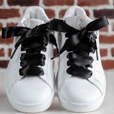 These black satin ribbon laces will delicately finish your look 💞 The length is ideal for city sneakers such as Stan Smith, Gazelle, Golden Goose, Air Force 1, Veja, Victoria, low Converse... Length: 120cm Width: 2cm Material: Polyester Care instructions: machine washable at 30 degrees or by hand Packaging: sold in pairs and wrapped around recycled cardboard packaging Little extra: Laces sold already ironed (it's still prettier) How will I receive my laces? We package each pair of laces in a cl Low Converse, Copper Lace, City Sneakers, Ribbon Laces, Satin Noir, Plastic Pouch, Backpack Lunch Bag, Gift Ribbon, Tie Shoelaces