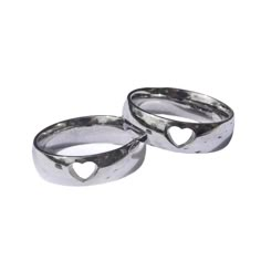 Stainless steel matching heart rings.  Perfect for couples, best friends or even YOURSELF   LISTING COMES WITH 2 RINGS! Sizes of your choice! For example if you are a size 8 and your partner is a size 10! Select the sizes in the drop down menu and check out! Sizes are standard US SIZES!  Rings are 100% STAINLESS STEEL! Won't rust, tarnish, or turn your finger green! Pair Rings, Relationship Rings, Husband Wife Love, Ring For Boyfriend, Best Friend Rings, Matching Couple Rings, Couple Heart, Flower Diamond Ring, Rings Anniversary