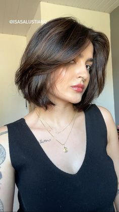 Hair Color For Short Black Hair, Rounded Bob Haircut For Fine Hair, Old School Short Hair, Mikado Haircut, Haircut For Heart Shaped Face, Side Part Short Hair, Classic French Bob, Bob For Thick Hair, Corte Chanel