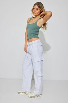 Garage Cargo Sweatpants, Sweat Cargo Pants, Aritzia Cargo Sweatpants, Cargo Sweats Outfit, Garage Sweatpants, Cargo Sweatpants Outfit, Cargo Sweats, Cute Sweats, Cargo Sweatpants