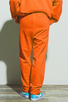 Meet our Oversized Jogger with Tie Waist in Bright Orange, a vibrant and comfy addition to your wardrobe. These joggers feature a relaxed fit, straight legs, functional pockets, a tie fastening, and an elasticated drawstring waist. The fabric is made from 100% Cotton. These joggers are made in Italy. The model is 5'10" with measurements of 32-23-25. One size fits all. Types Of Jeans, Style Sport, Pants Fit, Online Fashion Boutique, Modern Trend, Perfect Wardrobe, Made Clothing, Fashion Joggers, Fast Fashion