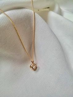 Simple Diamond Jewelry, Minimalist Accessories Jewellery, Jewelry Necklace Simple, Locket Design, Neck Pieces Jewelry, Everyday Wear Jewelry, New Gold Jewellery Designs, Modern Gold Jewelry, Pretty Jewelry Necklaces