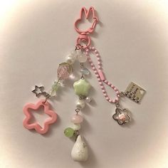 Pretty Jewelry Necklaces, Fairy Jewelry, Bead Charms Diy, Diy Bracelet Designs, Handmade Jewelry Tutorials, Jewelry Accessories Ideas, Handmade Wire Jewelry, Beaded Accessories, Beaded Keychains