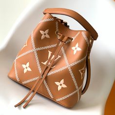 This NéoNoé bucket bag is made of soft Monogram Empreinte leather. It presents unique patterns with printing, embossing and embroidery. It pays tribute to the quilted lining design of the brand's hard case and leads the 2022 spring and future fashion.

Dimensions: 26 x 26 x 17.5 cm Louis Vuitton Yayoi Kusama, Lv Neonoe, Louis Vuitton Neonoe, Louis Vuitton Capucines, Large Cosmetic Bag, Lv Purse, Medium Handbags, Lv Handbags, Future Fashion