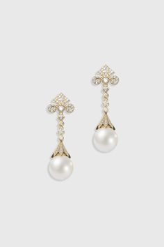 This sumptuous piece of jewelry features a retro-elegant yet slightly modern style that complements the lavish garments, reminiscent of the roaring 1920s. Features: High quality pearls Hollow floral design Handmade crystal set Comfortable, skin-friendly, non-toxic 1920 Accessories, Roaring 20s Jewelry, 20s Jewelry, Roaring 1920s, 1920s Jewelry, Your 20s, Roaring 20s, Crystal Set, Wedding Inspo