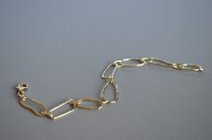 "18 kt yellow gold bracelet, completely handmade. Each link is made of solid gold, bent irregularly and slightly hammered. Elegant and essential design. Bracelet very refined and important, ideal for themselves or as a gift for a loved one. --- Details --- 18 kt yellow gold Mesh size: min 0.8 cm / max 1.7 cm approximately (0.31 \"min / 0.67\") Closure: clasp HOW TO ORDER 1. In the first drop-down menu, select the desired length from 16 cm (6,3\") / 17 cm (6,7\") / 18 cm (7,1\") / 19 cm (7,5\") / Handmade Minimalist Yellow Gold Chain Bracelet, Modern Handmade Gold Chain Bracelet, Knit Bracelet, Design Bracelet, Solid Gold Chains, Italian Jewelry, Yellow Gold Bracelet, Yellow Gold Chain, Jewelry Handmade