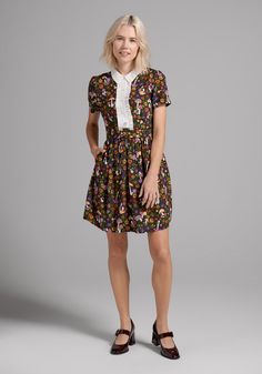 In an homage to our original logo, we fondly present you with a gorgeous new, hand-drawn print featuring a plush moss green forest floor full of adorable button mushrooms capped in shades of red, yellow, and purple that are surrounded by cheerful flowers and little baby beetles. Made from a lightweight woven fabric, this darling fit-and-flare dress is outstanding with its contrasting white point collar and ruffle-trimmed placket of buttons at the bodice. Boasting short sleeves, and a matching an Button Mushrooms, Face Fashion, Fashion 70s, Valentines Day Dresses, 70s Outfits, Eve Dresses, New Years Eve Dresses, Yellow And Purple, Plus Size Vintage