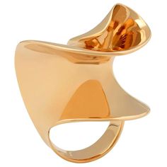 Sculptural ring in 18 karat rosé gold, a warm, sophisticated color close to yellow gold, from Rivages, a small series of four limited edition oversized statement rings, drawing on memories of past travels to conjure up the sea. On the shores of beaches familiar and exotic, near and far, from the Balearics and Seychelles to Zanzibar and the Maldives, collected shells were closely studied. Their fluid and complex forms inspire the Rivages contemporary cocktail rings. Forged of precious solid gold, Rings Drawing, Rings Multiple, Lost Wax Jewelry, Sculptural Ring, Beach Rings, Sapphire Cocktail Ring, Rosé Gold, Rosecut Diamond Ring, Jewelry Beach