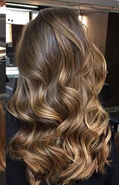 Carnal Highlights On Brown Hair, Brunette Golden Highlights, Auburn Brown Hair With Highlights, Short Caramel Hair, Brown Sugar Hair, Bridesmade Hair, Sleek Short Hair, Balayage Hair Caramel, Dark Blonde Hair Color