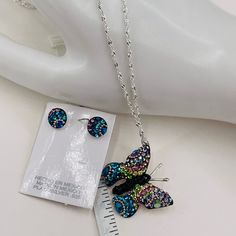 El Conjunto Incluye Un Collar, Un Colgante Y Aretes, Con Un Hermoso Diseo De Mariposa. Los Intrincados Detalles Y La Artesana De Este Conjunto Seguramente Impresionarn. Fabricado En Mxico, Este Conjunto Es Un Verdadero Testimonio Del Rico Legado Joyero Del Pas. Hazte Con Este Exquisito Conjunto Hoy Y Aade Un Toque De Elegancia A Tu Conjunto. The Set Includes A Necklace, A Pendant And Earrings, With A Beautiful Butterfly Design. The Intricate Details And Craftsmanship Of This Set Are Sure To Impr Multicolor Butterfly Earrings For Party, Multicolor Butterfly Charm Jewelry, Multicolor Butterfly Print Jewelry Gift, Blue Butterfly Jewelry For Party, Blue Butterfly Jewelry With Butterfly Print, Multicolor Butterfly Earrings, Multicolor Butterfly Charm Earrings, Blue Butterfly Charm Jewelry For Party, Hamilton Necklace