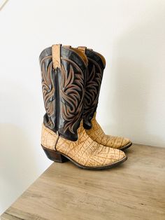 Good vintage condition! Measures 10.75 insole length, 3.5" inch width Country Horse Riding, Boots Country, Boots Mens, Cow Boy, Mens Shoes Boots, Western Cowboy, Horse Riding, Snake Skin, Boots Men