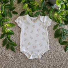 Bnwot White Floral Onesie Has Cuffed Sleeves And Little Bow Aesthetic Get It Now For Your Adorable Little Girl Before It's Gone!!(: #Infantclothes #Babygirl #Baby #Girly #Floral Cute Cotton Onesie For Spring, Cute Spring Cotton Onesie, Cute Spring Cotton Bodysuit, Cute Cotton Short Sleeve Bodysuit For Playtime, Short Sleeve Bodysuit For Playtime, Spring Cotton Onesie, Cute Spring Bodysuit For Playwear, Playful White Short Sleeve Bodysuit For Spring, Spring Short Sleeve Bodysuit For Playwear