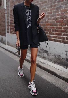 Italian Street Style, Japan Ootd, Nyc Vibes, Sport Luxe, Biker Shorts Outfit, Model Street Style, Winter Mode, Shorts Outfit, Mode Casual