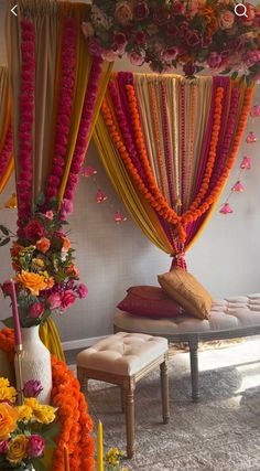 Pink Dholki Decor, Mehndi Wedding Aesthetic, Desi Mehendi Decor, Indian Mehndi Decoration, Mehndi Ceiling Decor, Mendhi Event Ideas, Mehndi Party Decoration At Home, Indian Simple Wedding Decor, Indoor Dholki Decor