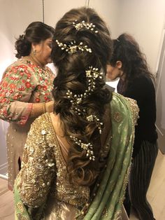 Bridal Plait Hair Indian, Pakistani Hair Styles For Wedding, Mehndi Hairstyles Braids, Mendhi Hairstyles Pakistani, Jago Hair Styles, Pakistani Braid Hairstyles, Mendhi Hairstyles Braid, Fishtail Braid Hairstyles Indian Wedding, Mehndi Braids Hairstyles