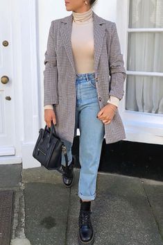 Comfy Jeans Outfit, Doc Martens Outfit, Look Adidas, Mum Fashion, Skandinavian Fashion, Outfit Vintage, Outfit Jeans, Long Blazer, Fashion Weeks