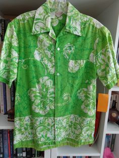 Unisex 1970's Hawaiian Floral Print Shirt An Original Hawaiian Togs Lime Green and White 100% Cotton Fabric 5 Front White Buttons SIZE: Men's Medium MEASUREMENTS (in inches): Shoulder to Shoulder (back): 18 Chest: 42 Waist: 40 Side Length (armpit to hem): 17 Arm Length (armpit to cuff): 4 1/2 Neck Opening: 16 Neck to Hem (back): 29 INTERNATIONAL CUSTOMER?? Please email for Shipping Info Green Cotton Hawaiian Shirt For Spring, Spring Green Cotton Hawaiian Shirt, Green Casual Shirt With Vintage Print, Casual Green Shirt With Vintage Print, Green Retro Camp Shirt With Relaxed Fit, Retro Green Camp Shirt With Relaxed Fit, Green Casual Shirt With Retro Print, Retro Green Relaxed Fit Camp Shirt, Green Retro Relaxed Fit Camp Shirt