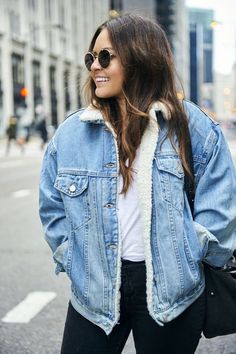 Shearling Jean Jacket Outfit, Denim Shearling Jacket Outfit, Shearling Denim Jacket, Fleece Denim Jacket Outfit, Shearling Denim Jacket Outfit, Jean Jacket Layering, Levis Denim Jacket Outfit, Sherpa Jean Jacket