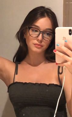 Glasses Aesthetic Oval Face, Glass For Oval Face, Women With Glasses Aesthetic, Round Face Glasses Women, Glasses Inspo Oval Face, Cute Glasses Frames For Round Faces, Oval Face Glasses Woman, Cute Girls With Glasses Aesthetic, Glasses Inspo Round Face