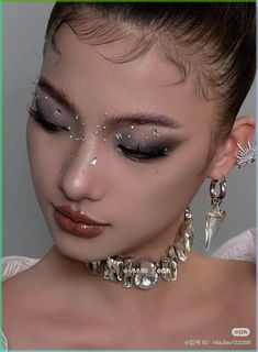 #silver #makeup #makeupoftheday #makeuplover #smokeyeyemakeup #makeuplover Silver Night Makeup, Silver Aesthetic Makeup, Silver Fairy Makeup, Chrome Eyeshadow Look, Smokey Eye With Rhinestones, Black And Silver Makeup, Silver Smokey Eye Makeup, Silver Makeup Looks, Chrome Makeup