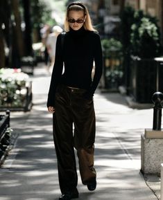 Frankies black turtleneck leggings with slim-fit shoulders and hip culottes underneath Black Turtle Neck Outfit Women, Autumn Fits, Neue Outfits, Mode Casual, Frankies Bikinis, Looks Street Style, Mode Ootd, Elegantes Outfit, All Black Outfit