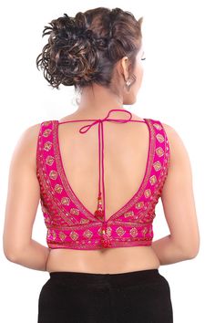 V Neck Pink Blouse, V Neck Blouse Indian Sleeveless, Lehnga Ideas, Sweetheart Blouse, Plain Blouse Designs, Saree Jacket, Khushi Kapoor, V Neck Pattern, Sleeveless Blouse Saree