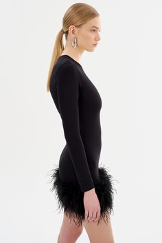 Une ode au glamour intemporel, cette mini robe est faite pour bouger. Dotée d'une encolure au cou classique et ornée de plumes d'autruche à l'ourlet, elle est conçue pour faire tourner les têtes lorsque vous faites votre entrée. Habillez-la avec des escarpins classiques et des boucles d'oreilles délicates.*L'article sera expédié la fin de décembre.* Black Cocktail Dresses With Ostrich Feathers, Black Ostrich Feather Cocktail Dress, Chic Ostrich Feather Mini Dress For Evening, Evening Mini Dress With Ostrich Feathers, Elegant Ostrich Feather Mini Dress For Night Out, Black Ostrich Feather Dress For Night Out, Fitted Mini Dress With Ostrich Feathers, Timeless Glamour, Classic Pumps