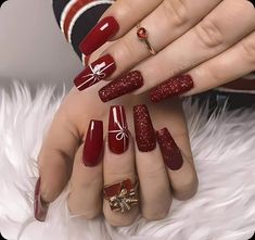 Christmas Nails Wine Red, Christmas Nails Vino, Nails Red And Silver, Nail Decoration Ideas, Nails Art Christmas, Easy Christmas Nail Designs, Red Sparkle Nails, Christmas Nail Inspo, Neutral Nail Art Designs