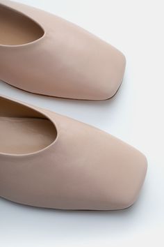 Square toe ballerina in blush leather with patent heel Sleek Spring Ballet Flats With Almond Toe, Spring Sleek Closed Toe Ballet Flats, Sleek Spring Closed Toe Ballet Flats, Feminine Leather Ballet Flats For Evening, Sleek Closed Toe Ballet Flats For Spring, Elegant Ballet Flats With Sculpted Heel, Elegant Ballet Flats With Sculpted Heel And Round Toe, Elegant Beige Flats With Square Toe, Elegant Beige Square Toe Flats