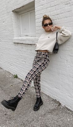 Grey Bandit, Doc Martens Outfits, Alledaagse Outfit, Doc Martens Outfit, Outfit Essentials, Populaire Outfits, Looks Street Style, Outfit Trends, Ținută Casual