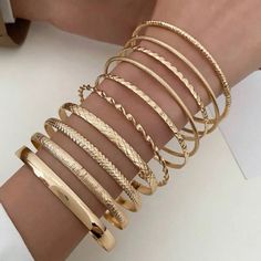 Stylish Value 10pcs/Set Textured Bangle Minimalist Bangle, Jewelry Bangles, Womens Bangles, Bangles Jewelry Designs, Gold Bracelets, Jewelry Lookbook, Bangle Designs, Watches Women Fashion, Bangle Set