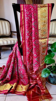 Unbelievebly beautiful pure silk handloom woven pochampalli silk in  a beautiful red and green , all thorugh the saree with a gold tissue zari border and a redsilk palla.  Very classy and very traditional! Hanwoven in the  Bhoodan Pochampally, Yadadri Bhuvanagiri district, Telangana State, India. Red Pre-draped Saree With Traditional Patterns For Navratri, Red Tussar Silk Pre-draped Saree For Festivals, Red Chanderi Pre-draped Saree With Zari Weaving, Traditional Red Slub Silk Pre-draped Saree, Red Pre-draped Saree With Dupatta For Traditional Ceremonies, Red Art Silk Pre-draped Saree For Traditional Ceremonies, Red Raw Silk Dupatta With Cutdana, Red Raw Silk Dupatta With Cutdana Details, Red Chanderi Saree With Bandhani Print