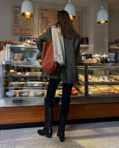 Chic Cowboy Boots Outfit, Estilo Ivy League, Style Uniform, Estilo Dark, Estilo Ivy, Style Parisienne, Mood Clothes, Pinterest Style, Fotografi Vintage