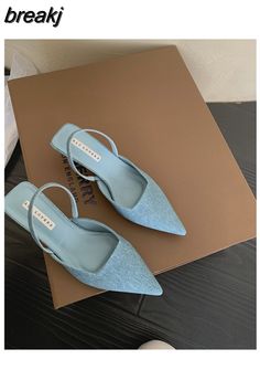 Zebra Shoes, Women Slippers Fashion, Shoes Elegant, Low Heel Pumps, Oxford Shoes Men, Patent Shoes, Point Shoes, Slingback Sandals, Beige Shoes