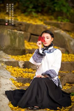 A traditional beauty standing in autumn, Hangzhou