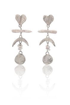 Estos elegantes aretes de escalera celestial de plata son dignos de una diosa. Brillando con perlas de agua dulce, las formas de corazón, media luna y luna caen en cascada, mezclándose a la perfección y evocando una atmósfera celestial. Perfectos para cualquier ocasión especial, estos aretes seguramente harán una declaración.



 Mide 3" de largo

 Disponible con un perno de plata esterlina o un gancho para la oreja de plata esterlina

 Fundido en plata reciclada con perlas envueltas en alambre de plata esterlina.




 La mayoría de los artículos de esta colección se fabrican actualmente bajo pedido y el envío puede tardar entre 2 y 4 semanas. Comuníquese con nosotros antes de realizar el pedido si necesita algo antes. Melie Bianco, Media Luna, Leg Bag, Sterling Silver Wire Wrap, Book Candle, A Goddess, Moon Shapes, Recycled Silver, Scarf Jewelry