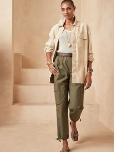 Saw this on Banana Republic: Olive Cargo Pants Outfit, Africa Safari Clothes, Estilo Kardashian, Safari Outfits, Spring Business Casual, Safari Chic, Military Design, Cargo Pants Outfit, Green Cargo Pants