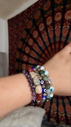 Lots Of Bracelets On Wrist Grunge, Bracelets On Wrist, Lots Of Bracelets, Body Jewelry Diy, Girly Bracelets, Crystal Bead Jewelry, Wrist Jewelry, Evil Eyes